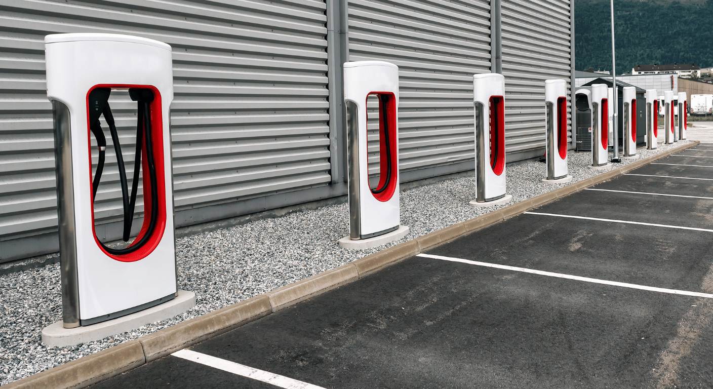 Freistehende Ladestation auf einer Stele für ein Elektroauto