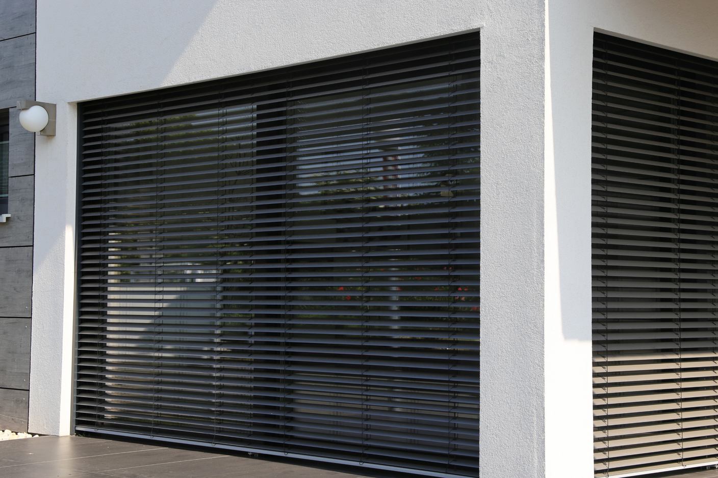 Fensterfront mit modernen Lamellenstoren