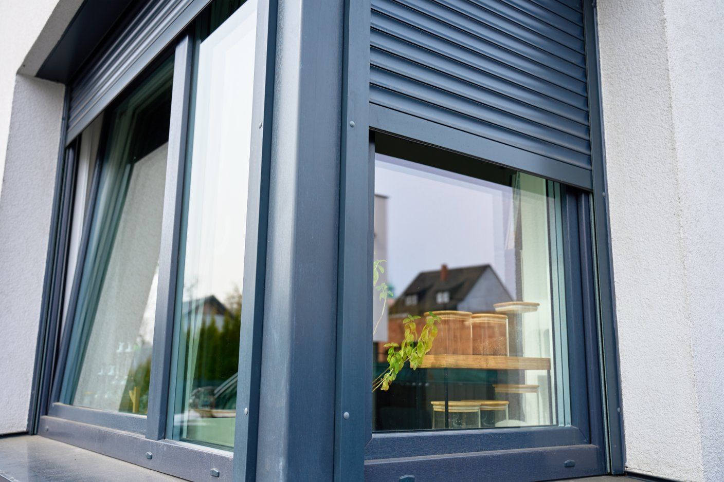 Fenster mit geschlossenem Aluminium-Rollladen
