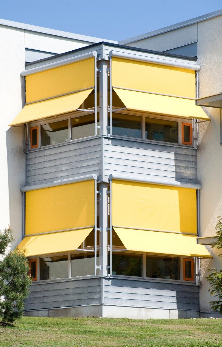 Mehrfamilienhaus mit Senkrechtmarkisen