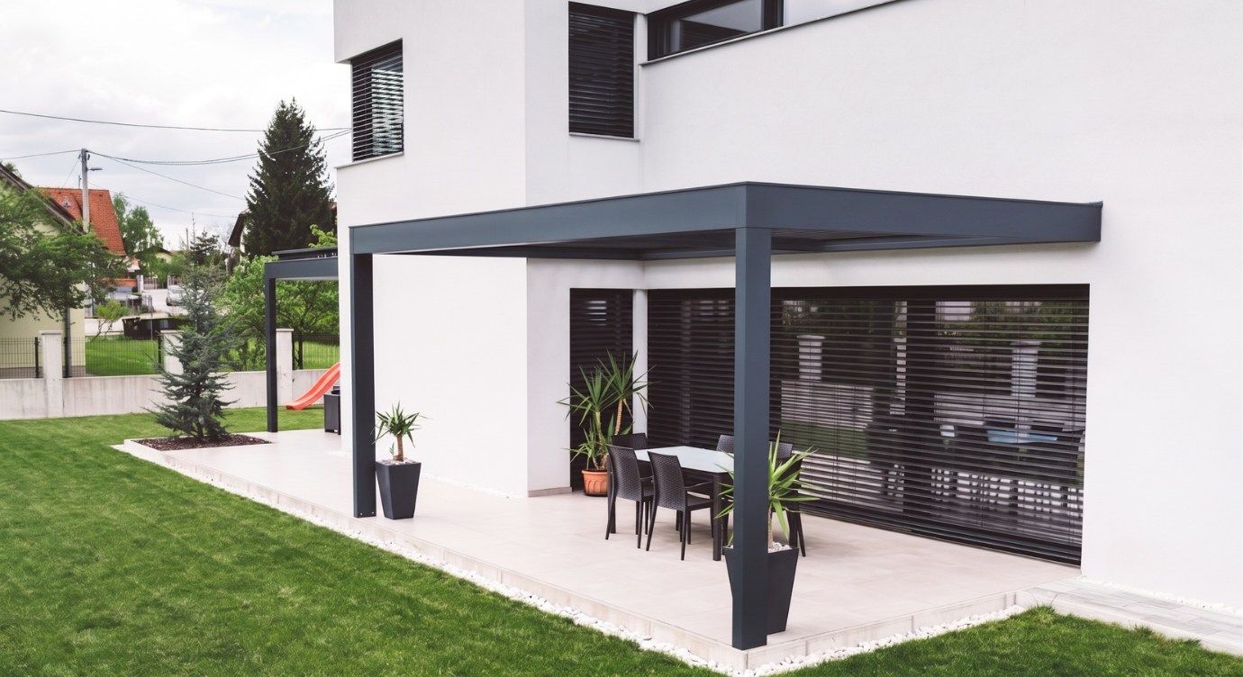 Bild von einem modernen Einfamilienhaus mit neuen Lamellenstoren