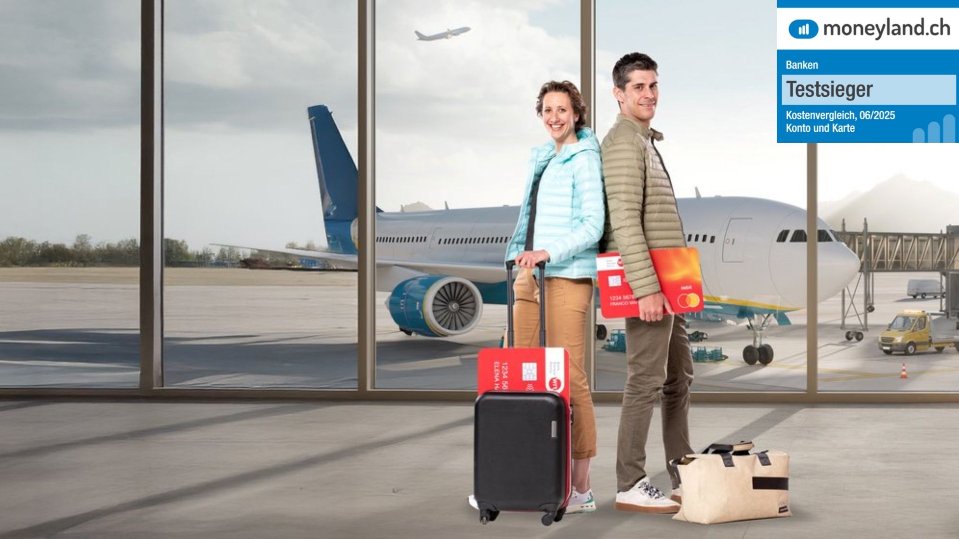 Ein Paar posiert vor einem Flugzeug am Flughafen