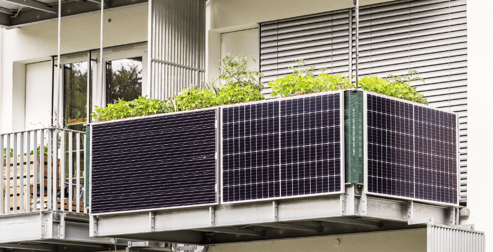 Bild von einem Balkon mit Solarpanels